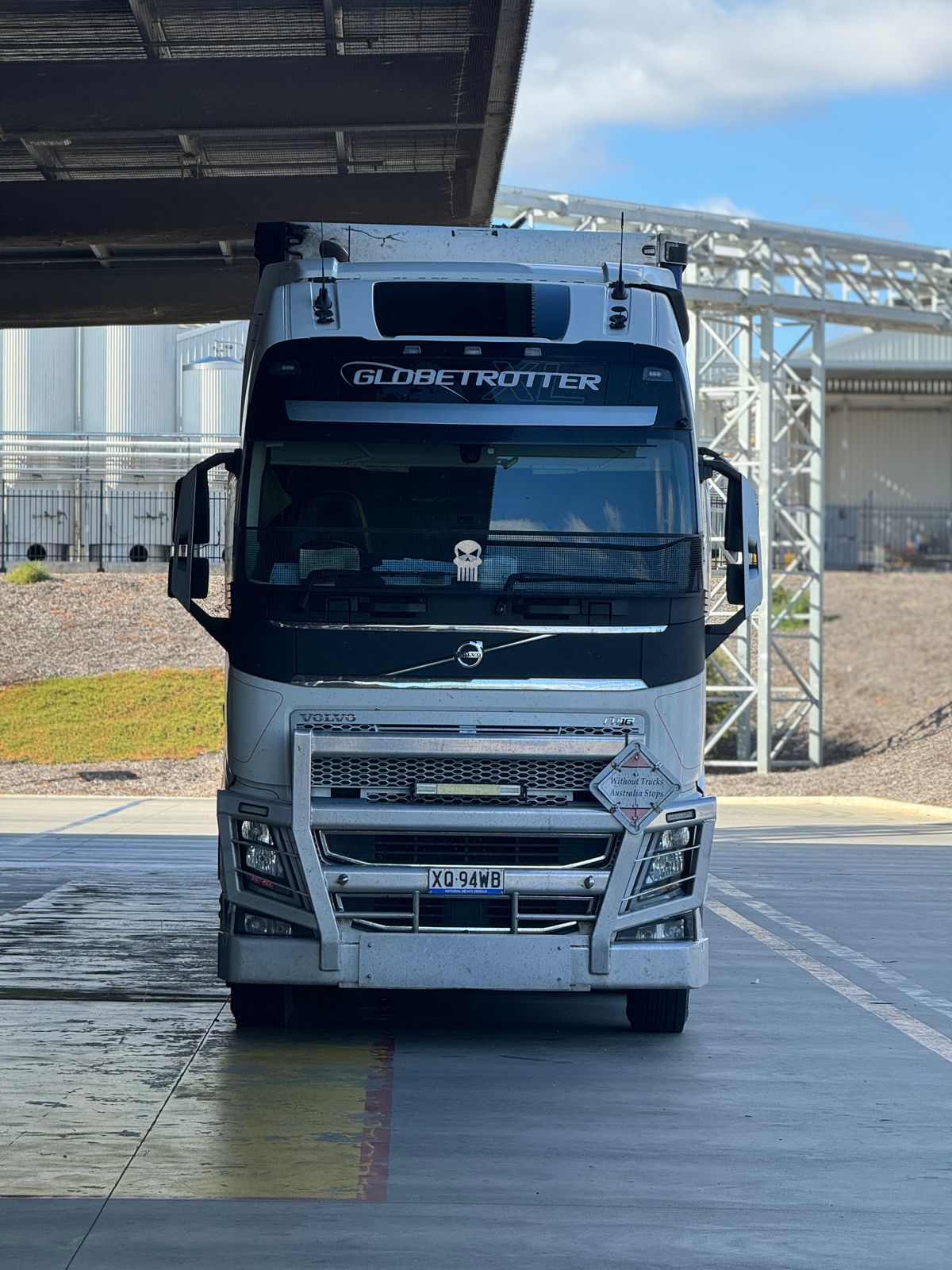 Volvo FH Globetrotter lastbil vid tvättstation