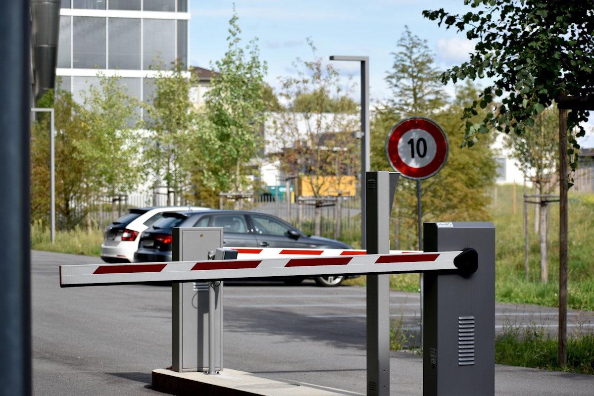Modern parkeringsbom vid anläggningens infart